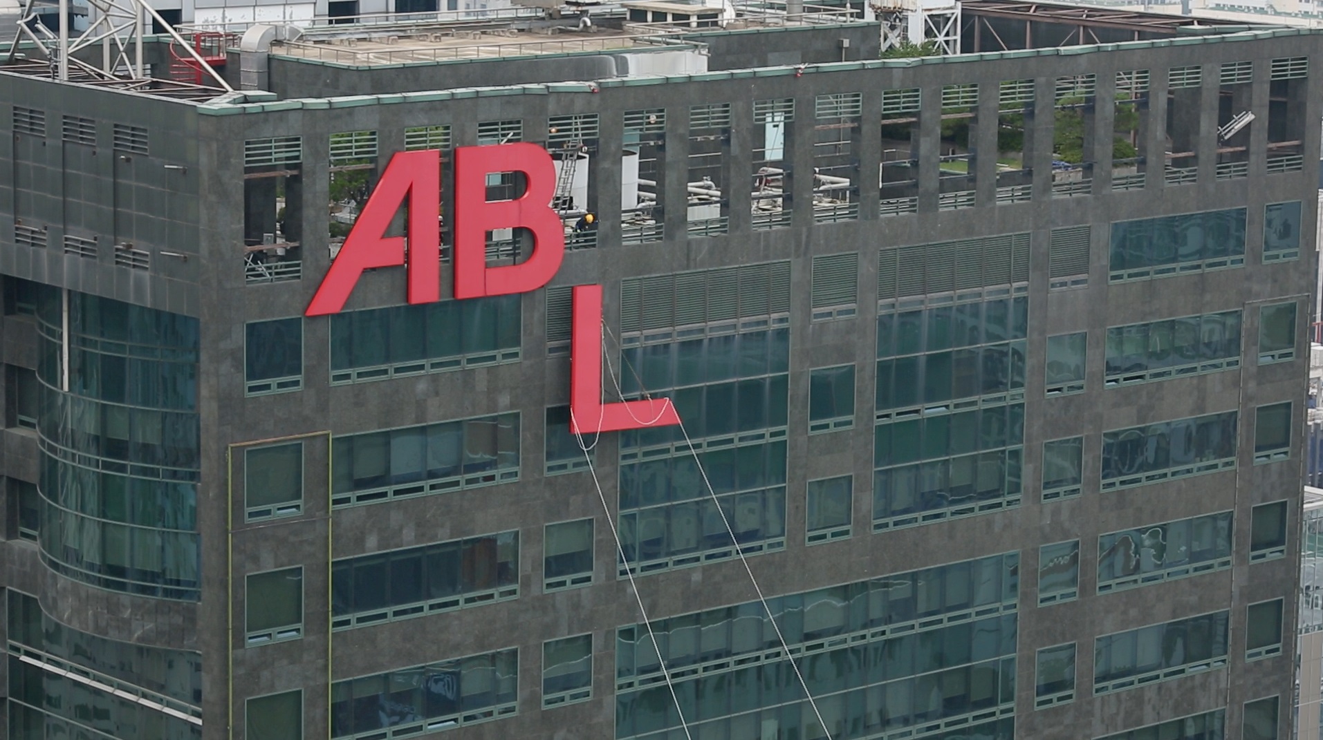 서울 여의도에 위치한 알리안츠생명 본사의 대형 로고 간판이 새로운 사명인 ABL생명의 로고로 바뀌고 있는 모습 사진